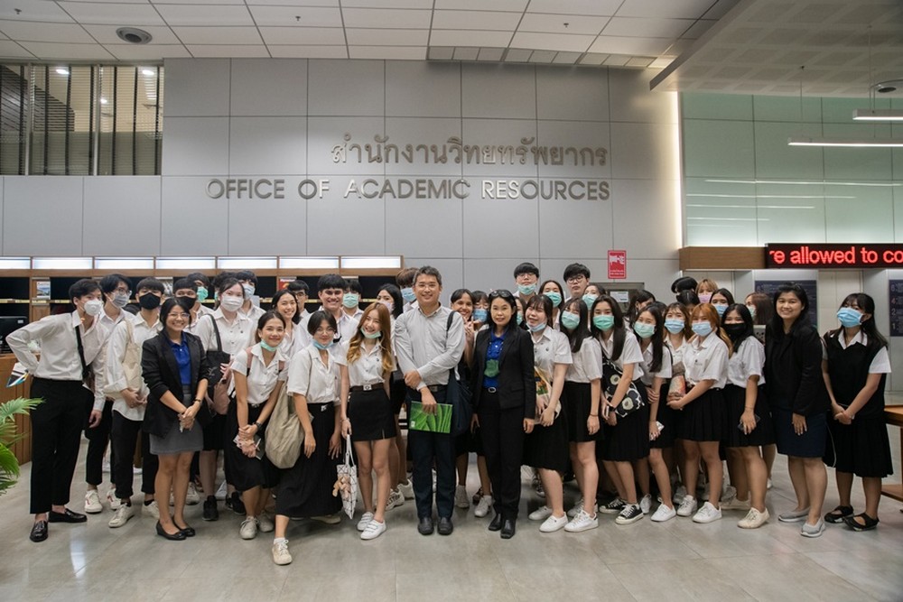 นิสิตระดับปริญญาตรี สาขาวิชาสารสนเทศศึกษา คณะมนุษยศาสตร์ มหาวิทยาลัยศรีนครินทรวิโรฒ  ศึกษาดูงานบริการของห้องสมุด